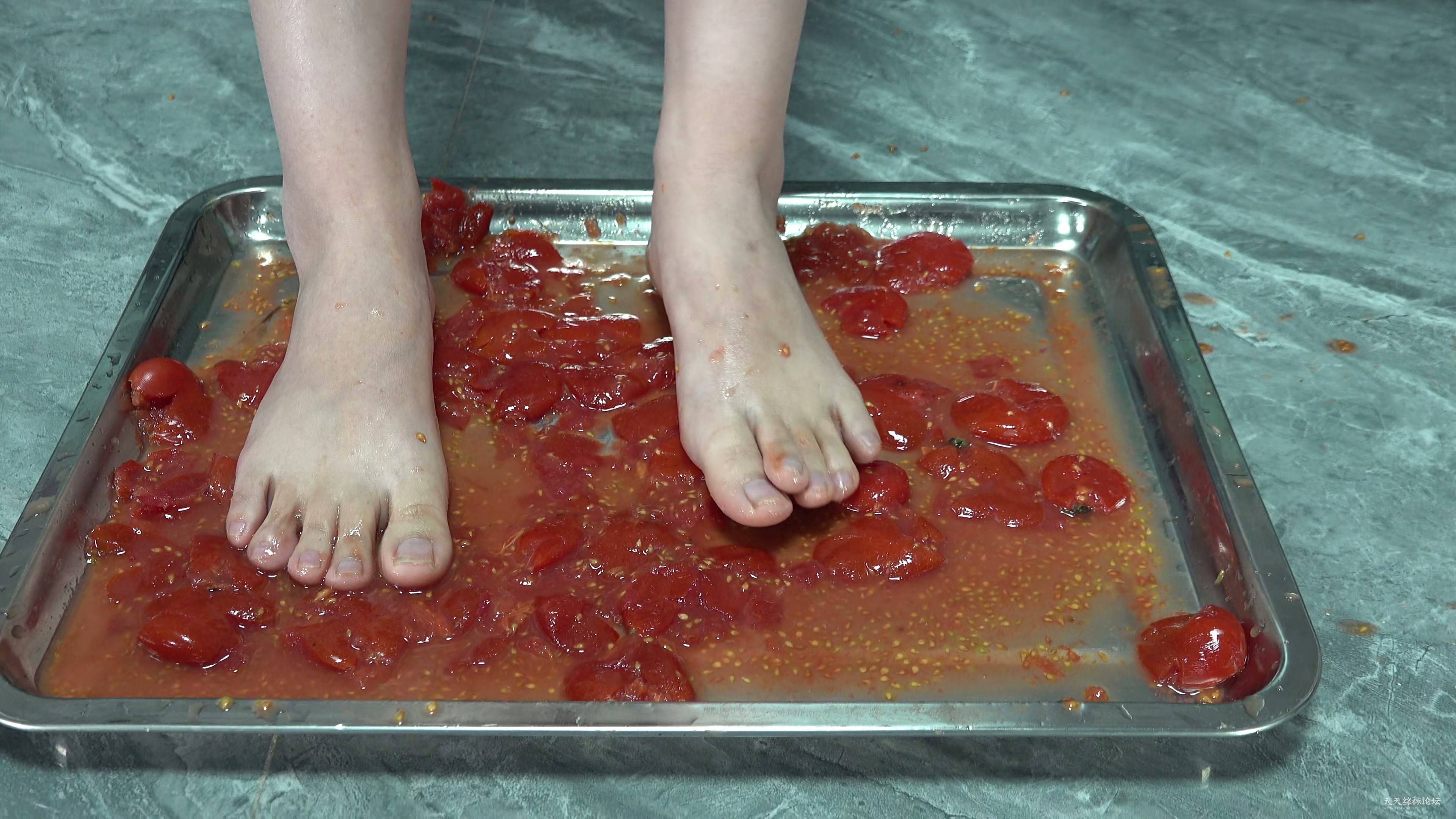 燕玲的美脚踩水果13分钟_screenshot_1_00h00m02.88s.jpg