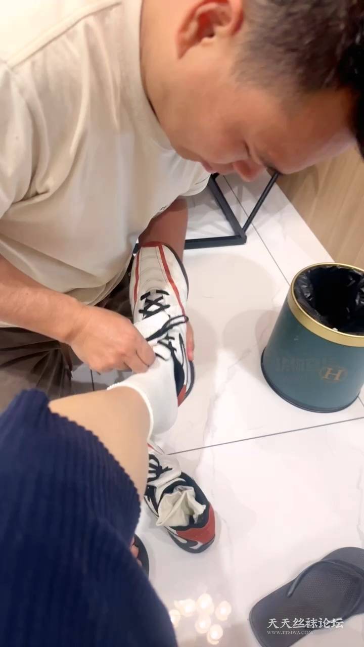 【久野】跪舔白袜裸足