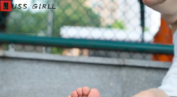 【裸足】韩国冷白皮美女留学生小艾牛仔热裤校园球场秀美足(下)【82P】