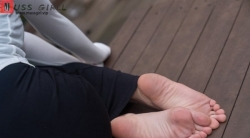 【裸足】170高挑的护士丽媛公园长椅上展示她39码的大脚丫子(4)【116P】