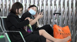 (丝袜)时尚黑色连衣裙丽人脱掉黑色圆头皮鞋露长款肉丝美脚放箱大秀,动作非常迷人,裹在丝袜里面的脚趾很漂亮!68张