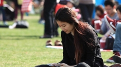 清秀少妇在草坪上被儿子抓住白嫩双脚尽情嬉戏（59P）