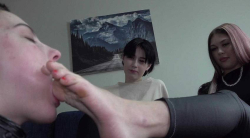 同时把玩吻闻两位俄罗斯毛妹的嫩足！