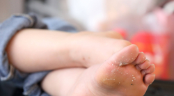 可爱的年轻姑娘脱掉鞋 脚泥特别多