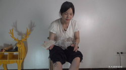 自己定制的熟女芊姐踩食物拌饭，刺激语言。