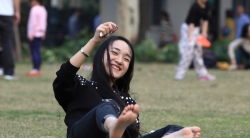 大家都学着点：亲她的脚，能让她破涕为笑