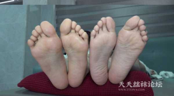 【aapary模拍视频】玩弄两位美女的小脚