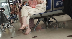 [原创]车站偷拍极品美女少妇，水晶透明高跟鞋，完美玉足一览无余 44p 1v（1分08）417mb