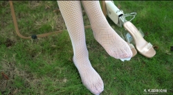 （公园系列）模特丝丝这次换上了白丝袜，欢迎大家来看丝丝的白...